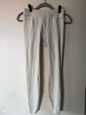 Yoga SET pants and top from Hawai’i EVRY apparel collection